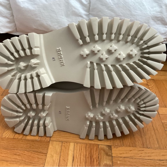 Cool army booties by Bronx. Too big for. Fit size 9.5.-10 - Picture 5 of 7